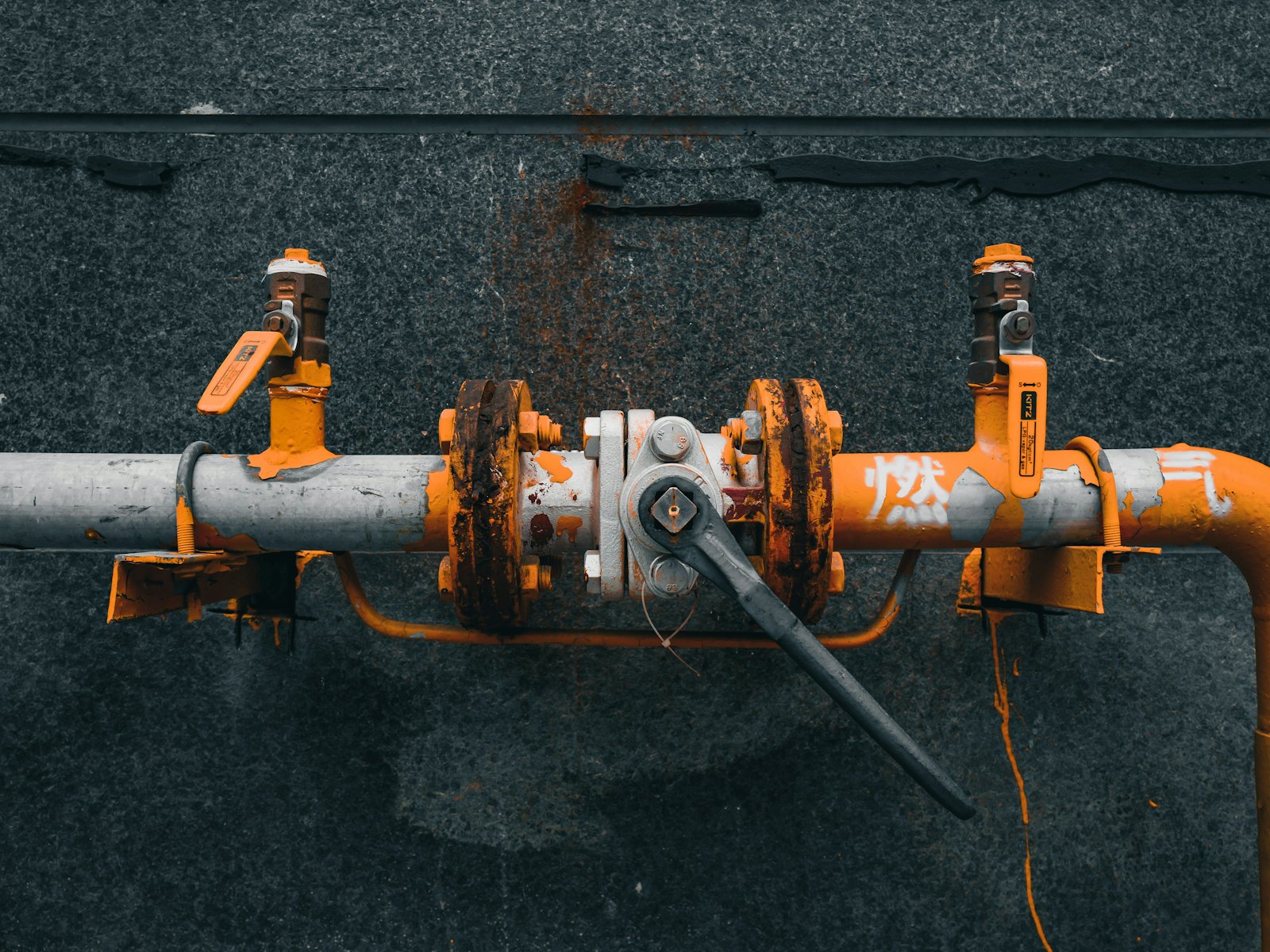Above-ground gas piping with valves and flanged connections